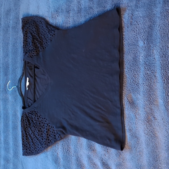 Jane Delancey| Black V-Neck T-shirt With Patterned Netted Sleeves Cotton - Picture 7 of 12